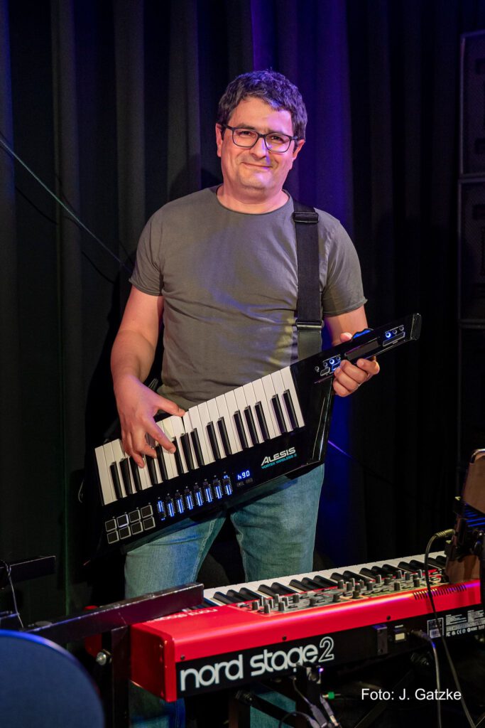 Eliseo Milonia; Keyboards